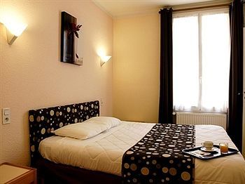 Hotel Logis -hotel & Restaurant De La Place Les Monts d'Aunay